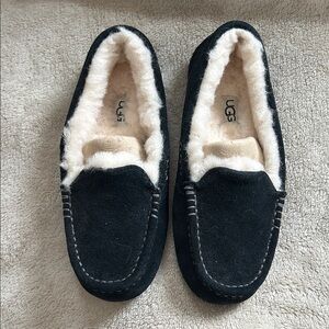 UGG Black Moccasin Slippers with 100% Wool Cream Lining - Never Worn - Size 6